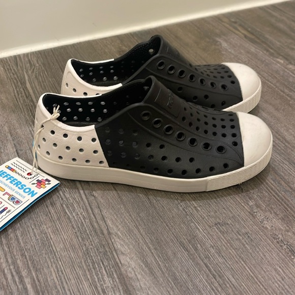 Native Shoes Kids Black and White Sandals - Picture 1 of 6